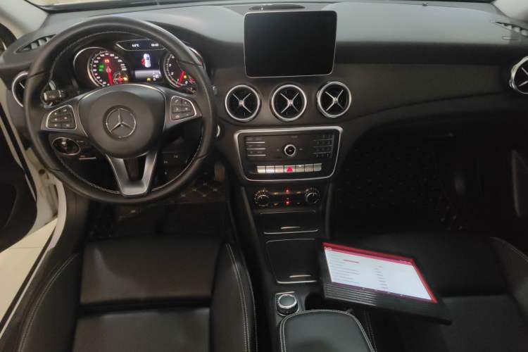 Used Mercedes-Benz GLA 2018 GLA 200 Sport Edition Center Console