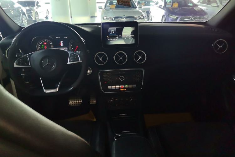 Used Mercedes-Benz GLA 2018 GLA 200 Polar Limited Edition Center Console