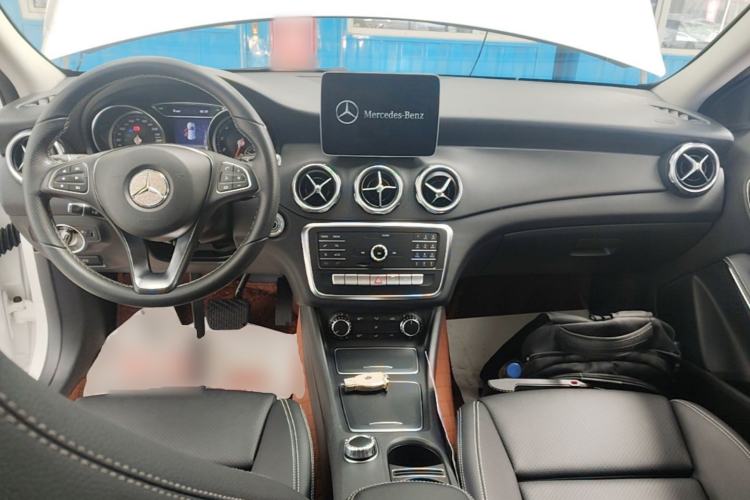 Used Mercedes-Benz GLA 2018 GLA 200 Sport Edition Center Console