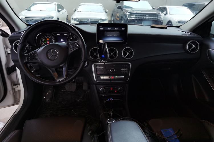 Used Mercedes-Benz GLA 2018 GLA 200 Fashion Model Center Console