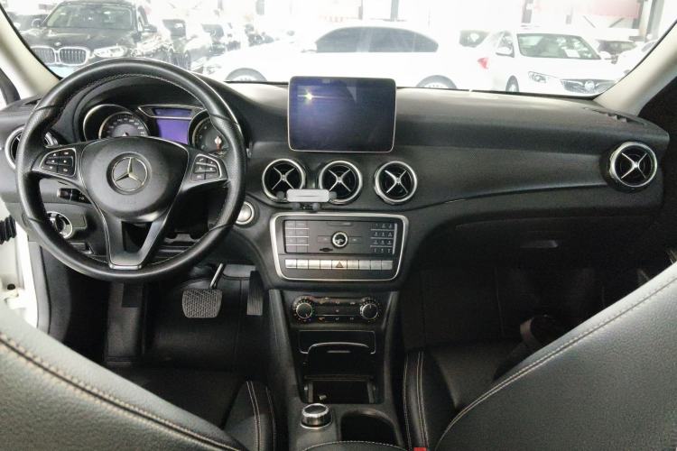 Used Mercedes-Benz GLA 2018 GLA 220 4MATIC Sport Edition Center Console