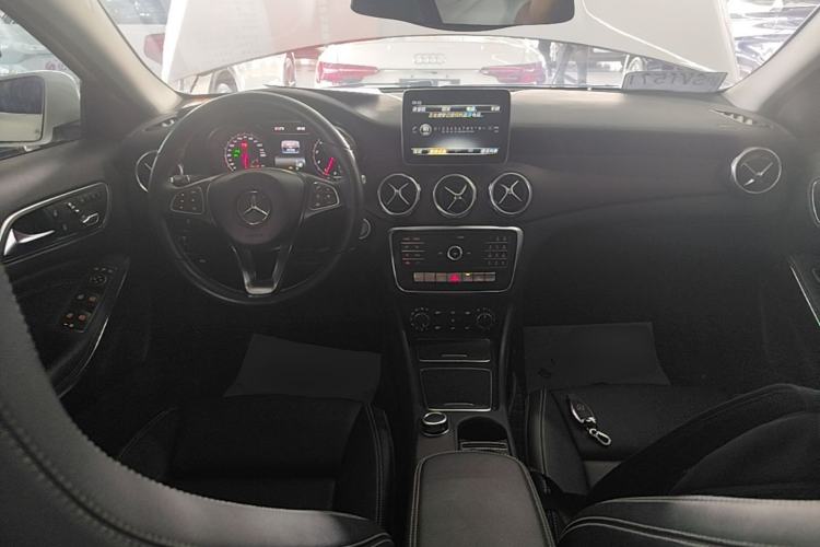 Used Mercedes-Benz GLA 2018 GLA 200 Fashion Model Center Console