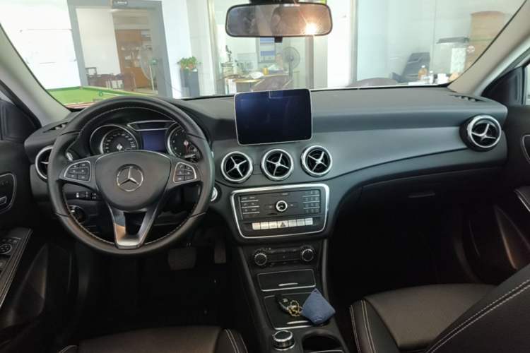 Used Mercedes-Benz GLA 2018 GLA 200 Fashion Model Center Console