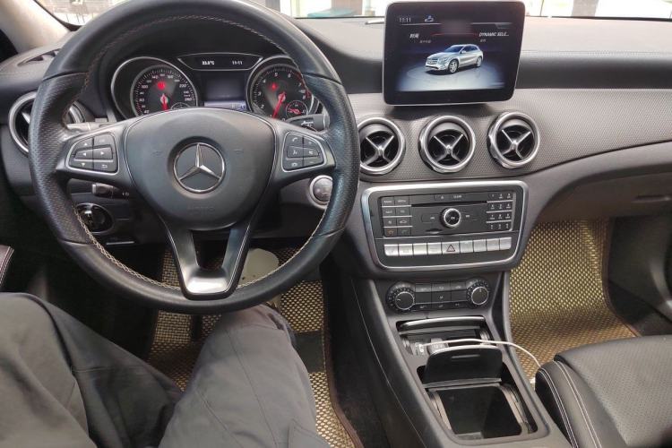 Used Mercedes-Benz GLA 2018 GLA 220 4MATIC Sport Edition Center Console