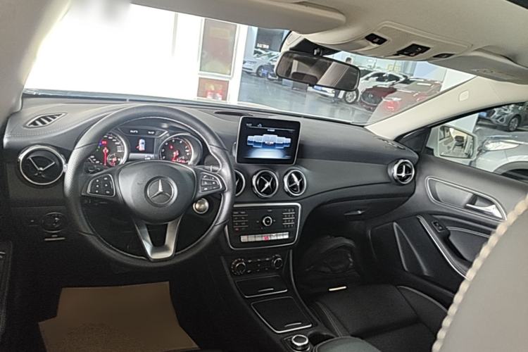 Used Mercedes-Benz GLA 2018 GLA 200 Fashion Model Center Console