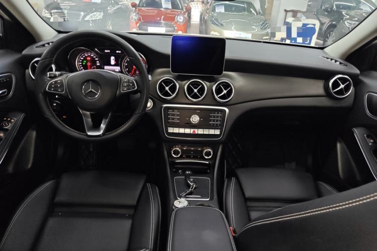 Used Mercedes-Benz GLA 2018 GLA 220 4MATIC Sport Edition Center Console