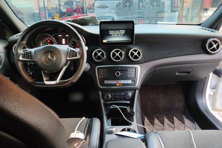 Used Mercedes-Benz GLA 2018 GLA 200 Polar Limited Edition Center Console