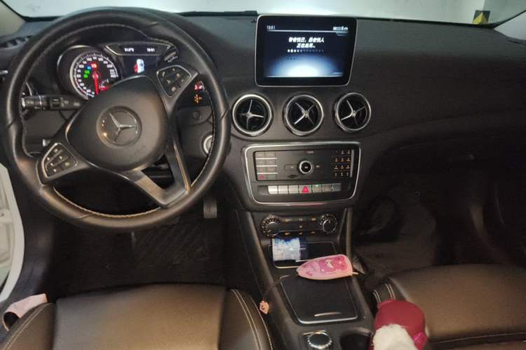 Used Mercedes-Benz GLA 2018 GLA 200 Fashion Model Center Console