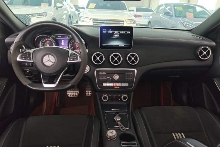 Used Mercedes-Benz GLA 2018 GLA 200 Polar Limited Edition Center Console