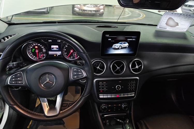 Used Mercedes-Benz GLA 2018 GLA 220 4MATIC Sport Edition Center Console