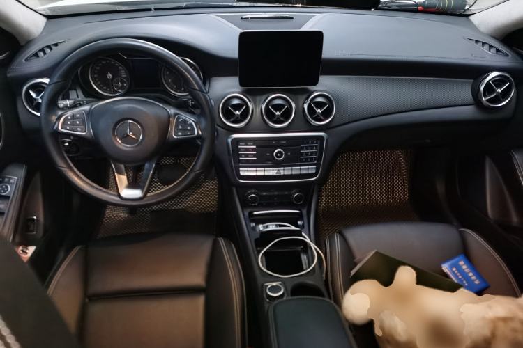 Used Mercedes-Benz GLA 2018 GLA 220 4MATIC Sport Edition Center Console