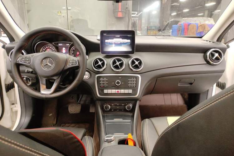 Used Mercedes-Benz GLA 2018 GLA 200 Sport Edition Center Console