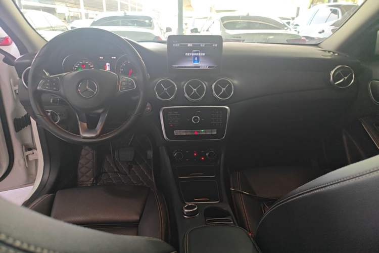 Used Mercedes-Benz GLA 2018 GLA 200 Sport Edition Center Console