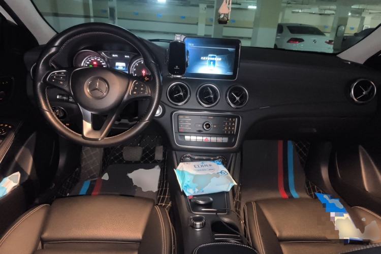 Used Mercedes-Benz GLA 2018 GLA 200 Fashion Model Center Console