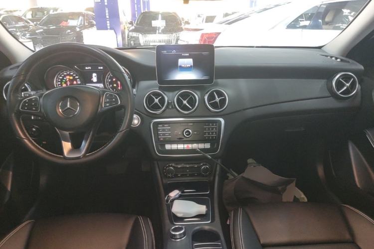 Used Mercedes-Benz GLA 2018 GLA 200 Fashion Model Center Console