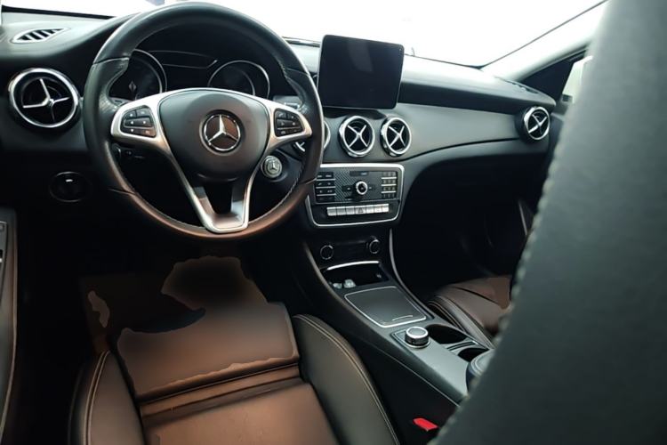 Used Mercedes-Benz GLA 2018 GLA 200 Fashion Model Center Console
