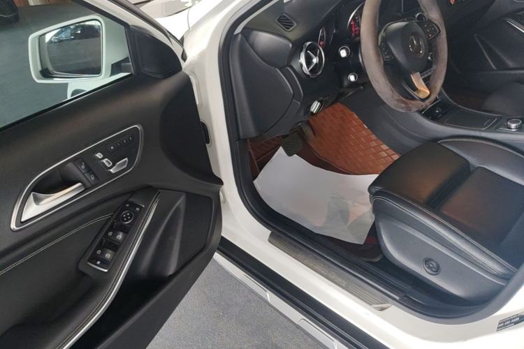 Used Mercedes-Benz GLA 2018 GLA 200 Sport Edition Driver Seat