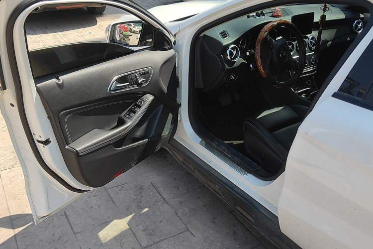 Used Mercedes-Benz GLA 2018 GLA 220 4MATIC Sport Edition Driver Seat