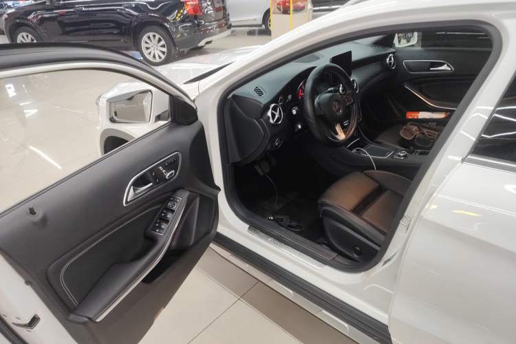 Used Mercedes-Benz GLA 2018 GLA 200 Sport Edition Driver Seat