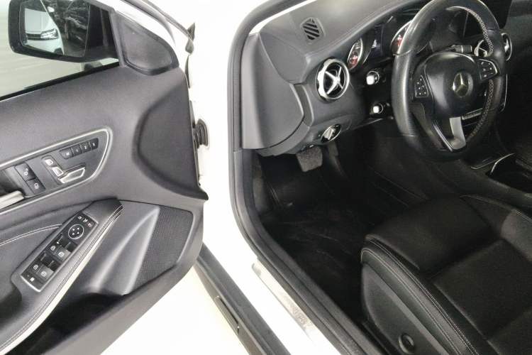 Used Mercedes-Benz GLA 2018 GLA 220 4MATIC Sport Edition Driver Seat