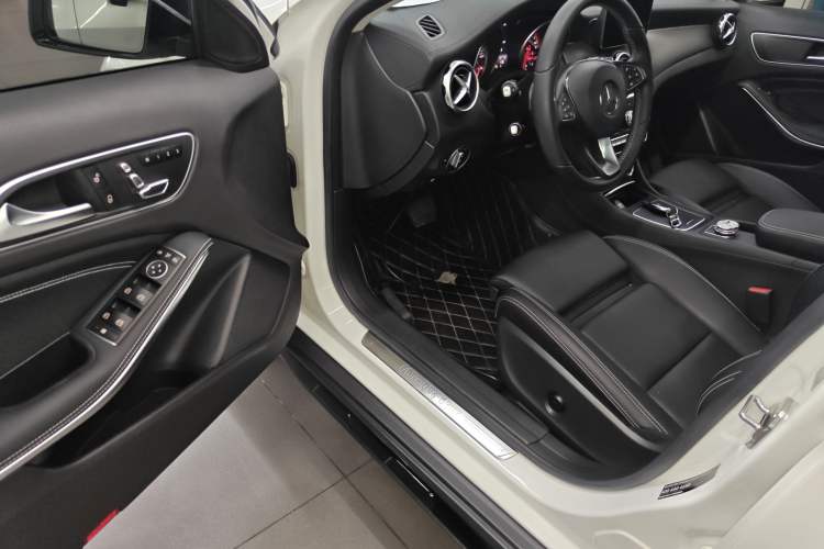 Used Mercedes-Benz GLA 2018 GLA 220 4MATIC Sport Edition Driver Seat