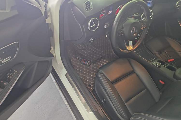 Used Mercedes-Benz GLA 2018 GLA 200 Sport Edition Driver Seat