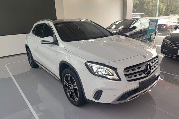 Used Mercedes-Benz GLA 2018 GLA 200 Fashion Model Front Right 45 Deg