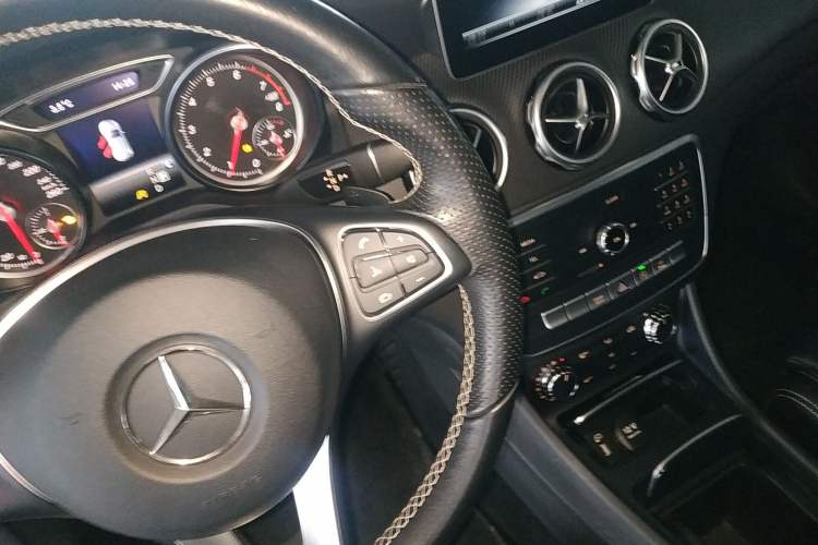 Used Mercedes-Benz GLA 2018 GLA 200 Sport Edition Gear Lever