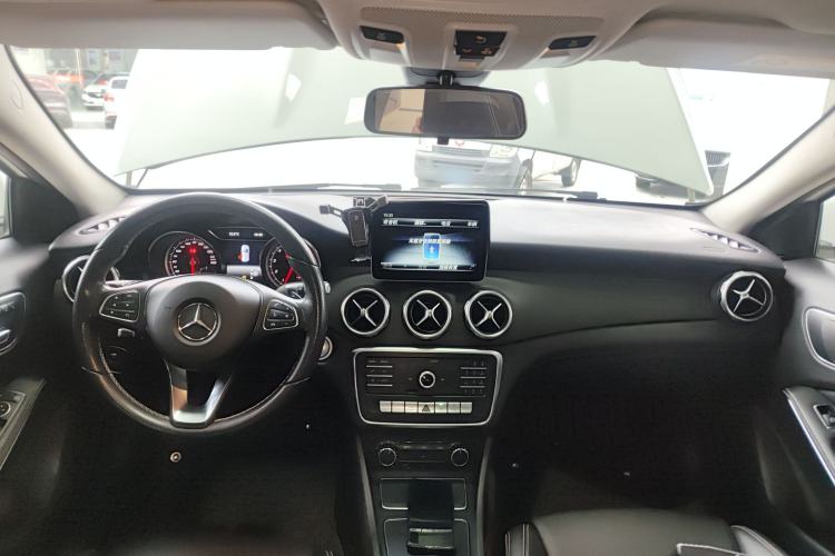 Used Mercedes-Benz GLA 2018 GLA 200 Sport Edition Interior 2