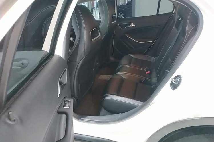 Used Mercedes-Benz GLA 2018 GLA 200 Fashion Model Left Rear Seat