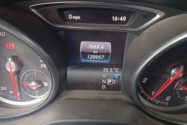 Used Mercedes-Benz GLA 2018 GLA 200 Sport Edition Odometer Close Up