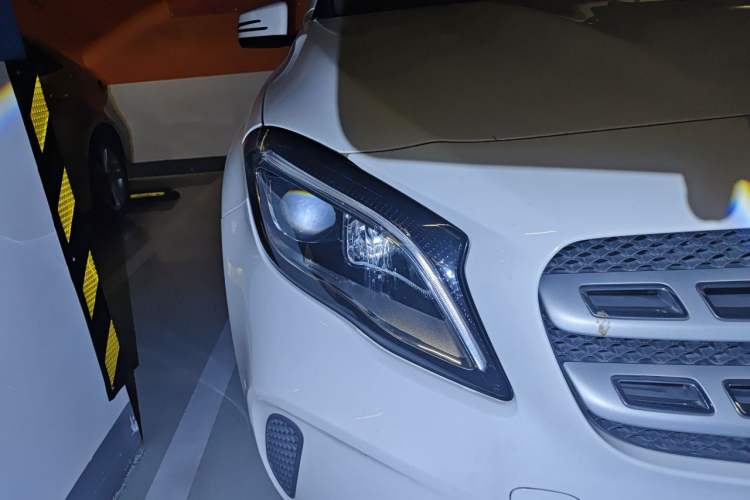 Used Mercedes-Benz GLA 2018 GLA 200 Fashion Model Right Front Headlight