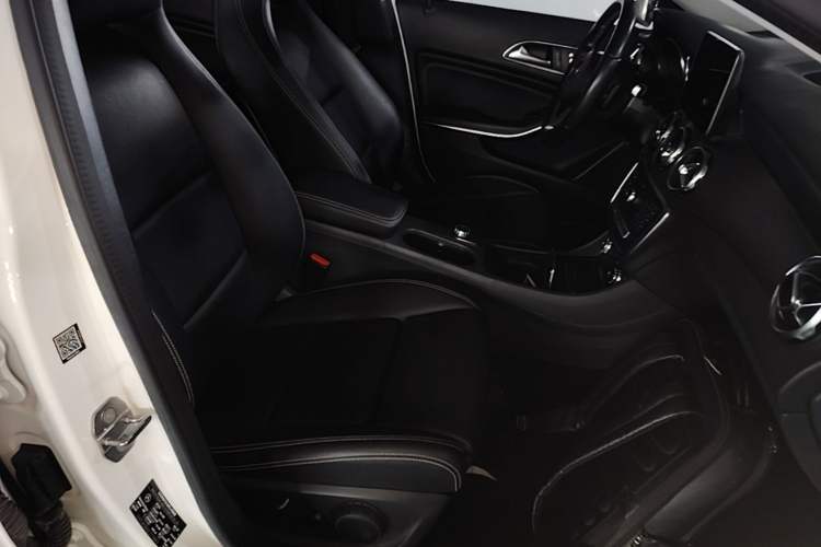 Used Mercedes-Benz GLA 2018 GLA 200 Sport Edition Right Front Seat