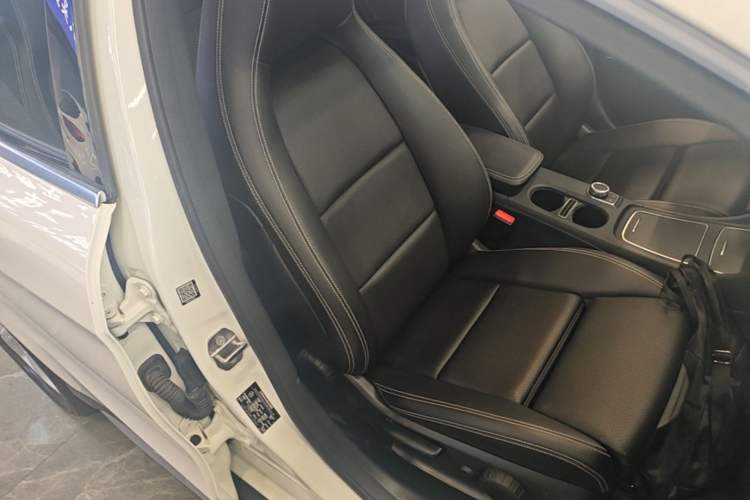 Used Mercedes-Benz GLA 2018 GLA 200 Sport Edition Right Front Seat