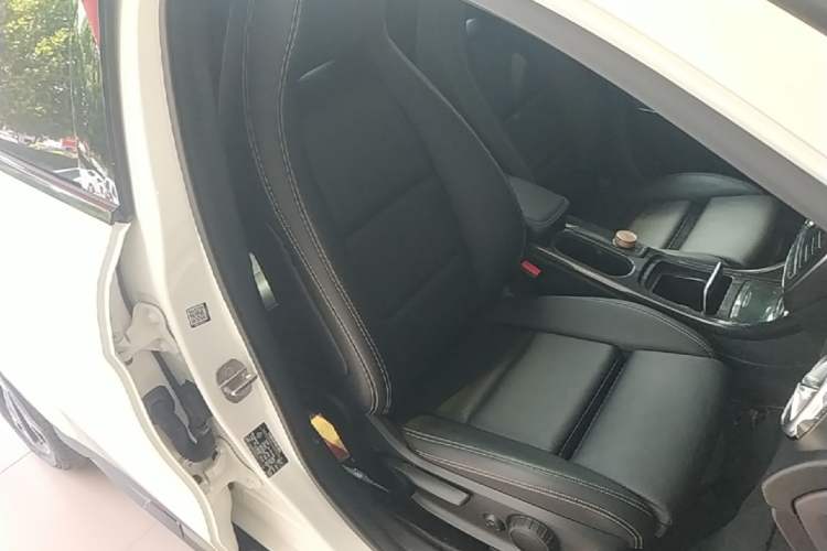 Used Mercedes-Benz GLA 2018 GLA 220 4MATIC Sport Edition Right Front Seat