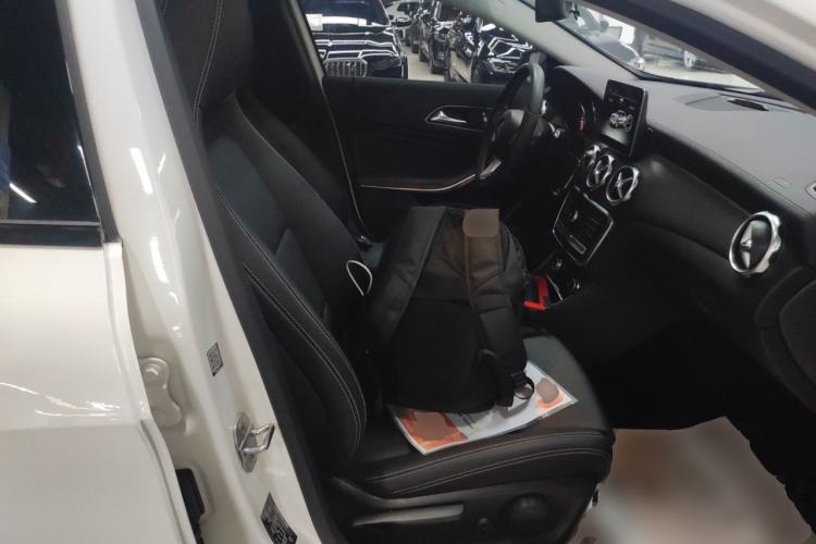 Used Mercedes-Benz GLA 2018 GLA 220 4MATIC Sport Edition Right Front Seat