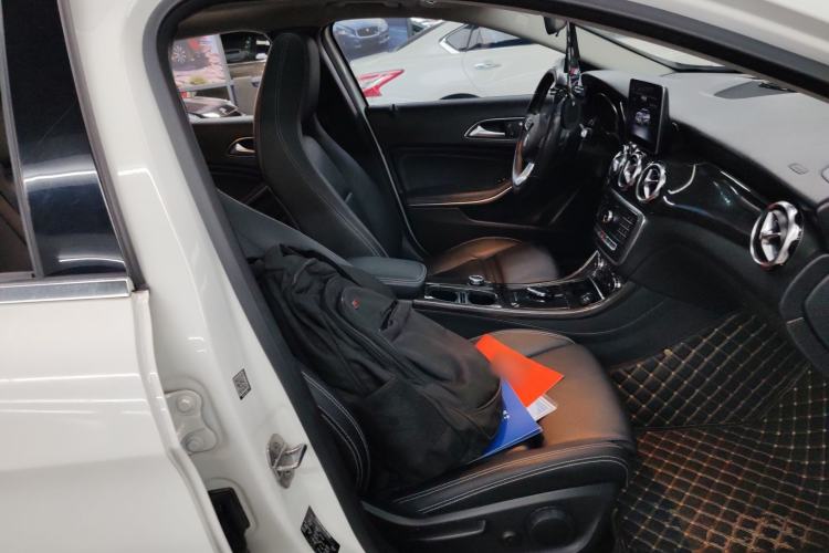 Used Mercedes-Benz GLA 2018 GLA 200 Sport Edition Right Front Seat