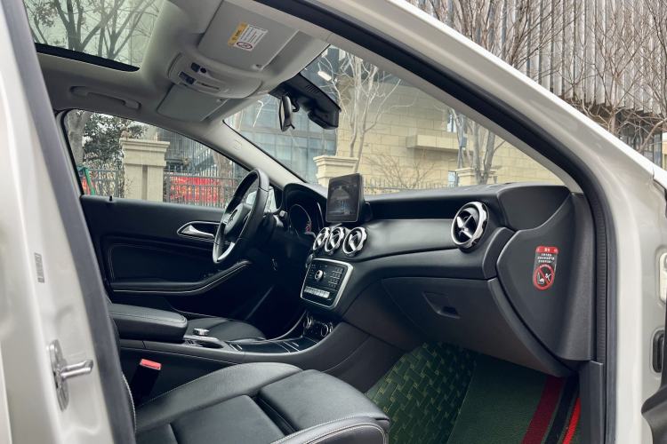 Used Mercedes-Benz GLA 2018 GLA 200 Sport Edition Right Front Seat