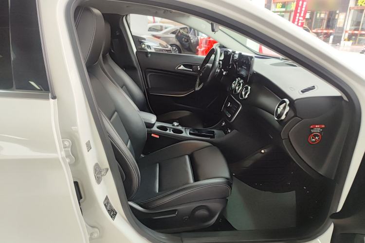 Used Mercedes-Benz GLA 2018 GLA 200 Sport Edition Right Front Seat