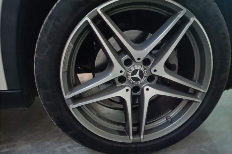 Used Mercedes-Benz GLA 2018 GLA 220 4MATIC Sport Edition Right Front Wheel Hub