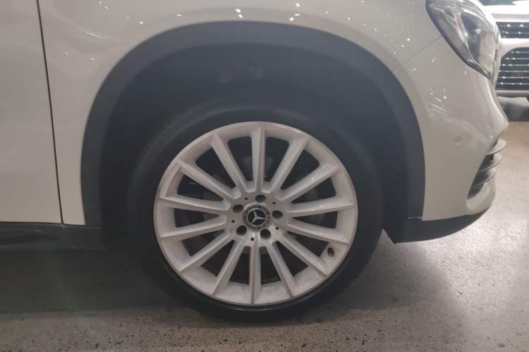 Used Mercedes-Benz GLA 2018 GLA 200 Polar Limited Edition Right Front Wheel Hub