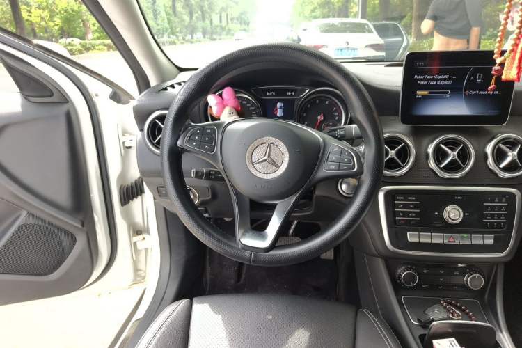 Used Mercedes-Benz GLA 2018 GLA 200 Fashion Model Steering Wheel