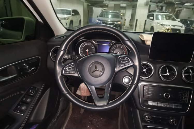 Used Mercedes-Benz GLA 2018 GLA 200 Sport Edition Steering Wheel