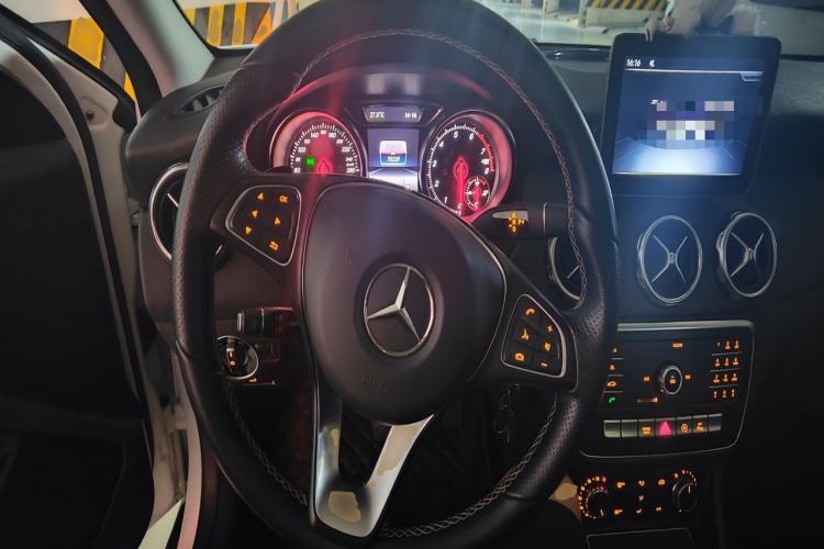 Used Mercedes-Benz GLA 2018 GLA 200 Sport Edition Steering Wheel