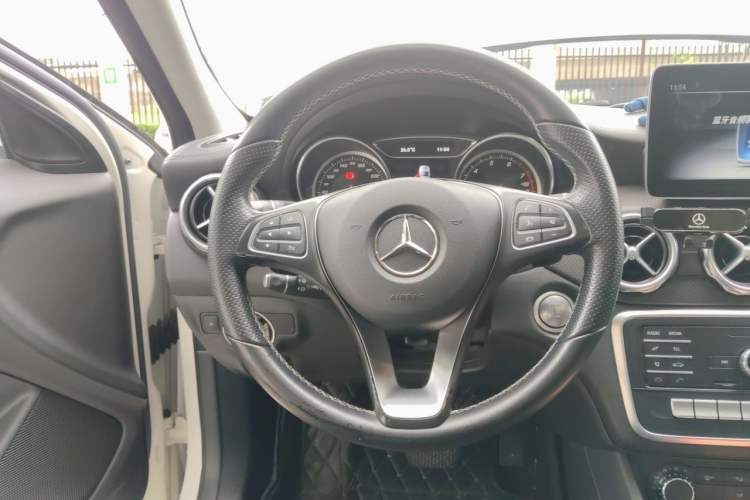 Used Mercedes-Benz GLA 2018 GLA 200 Fashion Model Steering Wheel