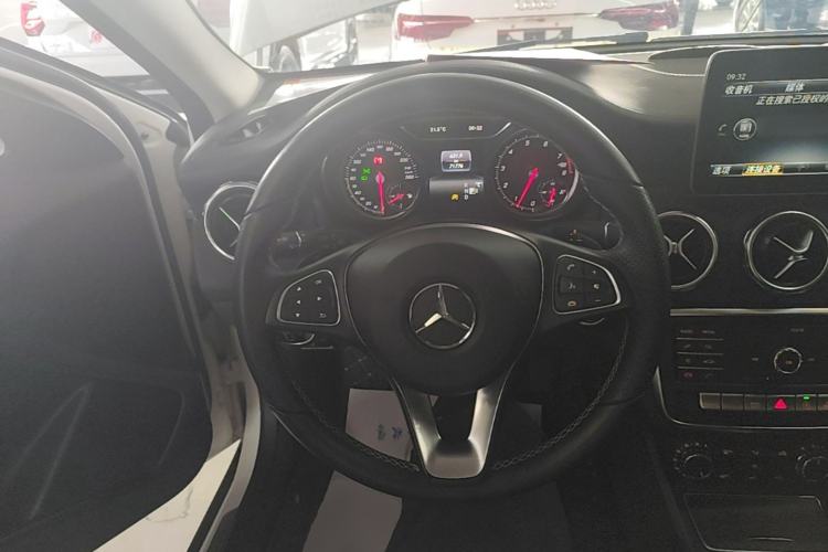 Used Mercedes-Benz GLA 2018 GLA 200 Fashion Model Steering Wheel