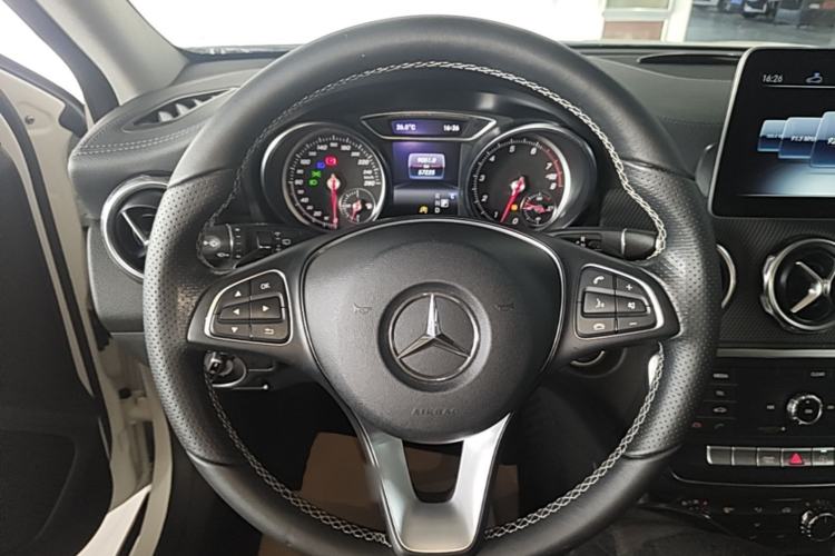 Used Mercedes-Benz GLA 2018 GLA 200 Fashion Model Steering Wheel
