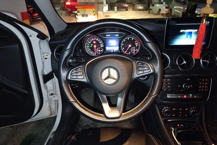 Used Mercedes-Benz GLA 2018 GLA 200 Sport Edition Steering Wheel