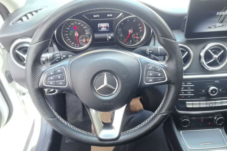 Used Mercedes-Benz GLA 2018 GLA 200 Fashion Model Steering Wheel