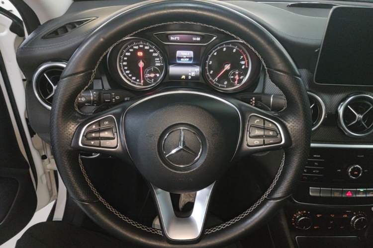 Used Mercedes-Benz GLA 2018 GLA 200 Fashion Model Steering Wheel